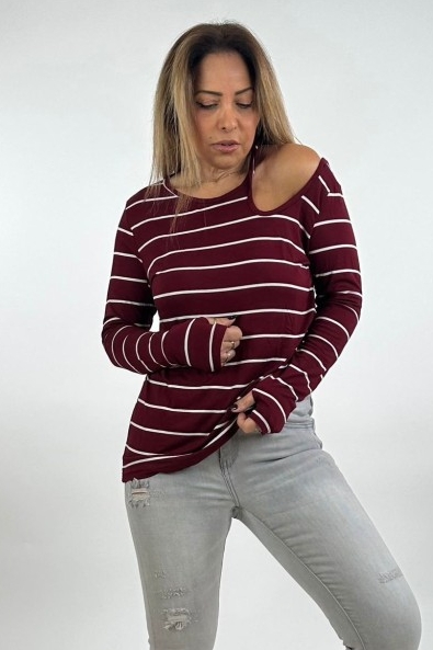 חולצה פתח בכתף